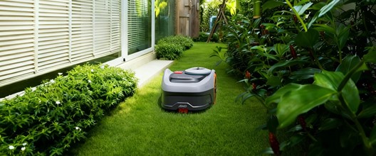 Tak — Segway Navimow i2 AWD radzi sobie w ciasnych miejscach nawet wtedy, gdy sygnał GPS/RTK jest słabszy, ponieważ nie polega wyłącznie na samym GPSie do nawigacji. Model ten wykorzystuje połączenie Network RTK i systemów wizualnych, które pozwalają mu utrzymywać stabilną pozycję i poruszać się precyzyjnie również w wąskich przejściach, pod drzewami czy w innych miejscach z ograniczonym sygnałem satelitarnym