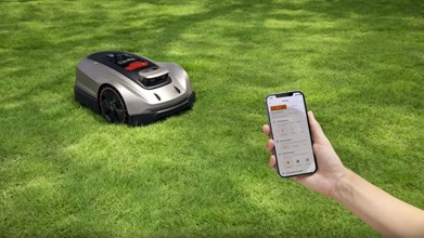 Nie,  Wi‑Fi w Sunseeker Elite X3 nie jest wymagane do samego koszenia, ale znacznie pomaga w precyzyjnym pozycjonowaniu robota na ogrodzie. 🌿

Dzięki połączeniu z siecią Wi‑Fi robot może:

dokładniej śledzić swoją pozycję w czasie rzeczywistym w aplikacji,

łatwiej planować trasę koszenia i omijać przeszkody w obrębie strefy,

szybciej wracać do stacji ładującej i synchronizować wykonane cykle koszenia.

Innymi słowy, Wi‑Fi poprawia komfort zarządzania robotem i jego inteligencję w ogrodzie, choć sam X3 potrafi pracować autonomicznie bez sieci.