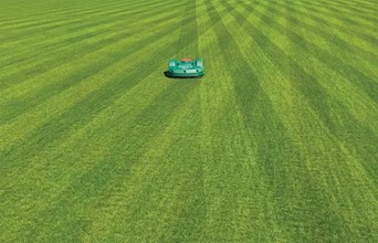 Technologia pokładowa GPS-RTK już pozwala na koszenie w pasach. Dzięki aktualizacji WiseNav robot przechodzi na wyższy poziom precyzji i nawiguje bez przewodu obwodowego. Trzykrotnie większa wydajność koszenia i znaczące zmniejszenie obciążenia pracą Technologia dostępna również dla urządzeń zbierających piłki golfowe.
Aktualizacja, na którą czekałeś
Greenkeeper, zarządca boiska piłkarskiego, zarządca obiektu sportowego, zarządca terenów zielonych… waszym celem jako specjalistów w dziedzinie trawników jest optymalizacja zarządzania i pielęgnacji swoich terenów. Odkryj najnowszą bezpłatną aktualizację dla robotów Belrobotics GPS-RTK: koszenie w pasach z dokładnością do centymetra, bez przewodu obwodowego.

