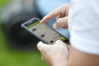 Bądź cały czas w kontakcie ze swoją kosiarką automatyczną Wiper, dzięki aplikacji „My robot Wiper” dostępnej dla Android oraz iOS. Za pomocą aplikacji możesz zmienić ustawienia robota oraz jesteś informowany, co w danym czasie robi kosiarka automatyczna Wiper. W modelu IKE S komunikacja odbywa się za pomocą łączności Bluetooth lub GSM z dowolnego miejsca na świecie. W tym modelu Aplikacja dodatkowo posiada rozszerzone opcje o lokalizację GPS.