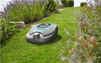 Robot GARDENA smart SILENO+ kosi duże trawniki całkowicie automatycznie, niezawodnie, równomiernie, nie pozostawiając śladów kół. Bez problemu radzi sobie z wąskimi, ciasnymi przejściami. Stację ładującą można ustawić niemal w dowolnym miejscu.
