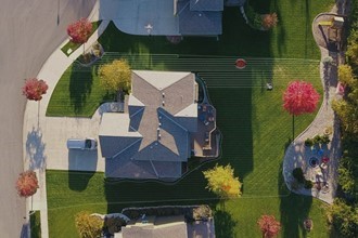 Segway Navimow oferuje zaawansowany system koszenia wieloobszarowego, który umożliwia efektywne zarządzanie kilkoma strefami koszenia w jednym ogrodzie. System ten pozwala użytkownikowi zdefiniować różne obszary trawnika, a następnie przypisać im indywidualne harmonogramy koszenia. Dzięki aplikacji mobilnej można w łatwy sposób przełączać robota między tymi strefami, dostosowując częstotliwość i wysokość koszenia w zależności od potrzeb każdej z nich.