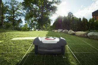 Wbudowany system GPS tworzy mapę ogrodu, uwzględniając rozłożenie przewodów ograniczających i doprowadzających. Dzięki niej Husqvarna Automower® wie, które części ogrodu zostały skoszone i odpowiednio dostosowuje metodę pracy. W ten sposób trawnik jest optymalnie koszony, a efekty pracy są znakomite.