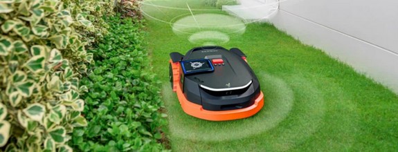 Tak – robot Segway Navimow X3 utrzymuje stabilną pracę nawet w wymagających warunkach, takich jak wąskie przejazdy, pod drzewami czy trudne podwórka. Dzięki systemowi EFLS 3.0 robot automatycznie dostosowuje trasę i utrzymuje precyzyjne koszenie, zapewniając nieprzerwaną jakość pracy w każdym zakamarku ogrodu.