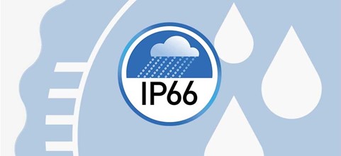 IP66- Taka informacja zawarta przy określeniu szczelności obudowy informuje nas że obudowa ta jest całkowicie odporna na kurz i silne strumienie wody. Poniżej szczegółowe wyjaśnienie stosowanych oznaczeń szczelności IP. Korpus kosiarki IP66; stacja ładująca IP56; zasilacz IP55. Ochroniona przed zalaniem falą lub silnymi strumieniami wody.