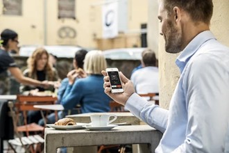 Automower® Connect jest funkcją zapewniającą pełną kontrolę nad kosiarką za pośrednictwem smartfona. Można wysyłać polecenia „start”, stop” i „park”, sprawdzać i zmieniać ustawienia, a także odbierać alarmy i w razie kradzieży śledzić położenie kosiarki, z dowolnego miejsca. Standardowe wyposażenie modeli X-line oraz serii 500. Opcja w modelach 420, 315, 310.