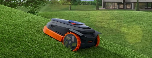 Tak — Segway Navimow X350 radzi sobie z nierównym terenem i stromymi nachyleniami, choć z pewnymi ograniczeniami charakterystycznymi dla robotów koszących z napędem na dwa koła.

Model **X350 jest zaprojektowany do pokonywania wzniesień do około **50 % nachylenia (co odpowiada ok. 27°), co pozwala mu działać na zboczach, pagórkach i bardziej wymagających odcinkach trawnika bez ryzyka utknięcia.