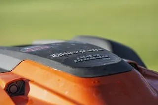 Husqvarna Automower® automatycznie oblicza najbardziej efektywną trasę do i z punktu dokowania stacji ładującej. Będzie zmieniać swoją trasę na trawniku, aby uniknąć pozostawiania widocznych śladów.