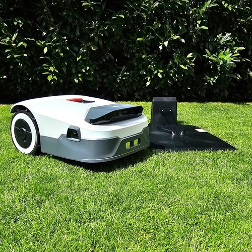 Robot koszący Anthbot Genie 800 z GPS RTK i AI do trawników 800 m² – widok pracującego robota w ogrodzie