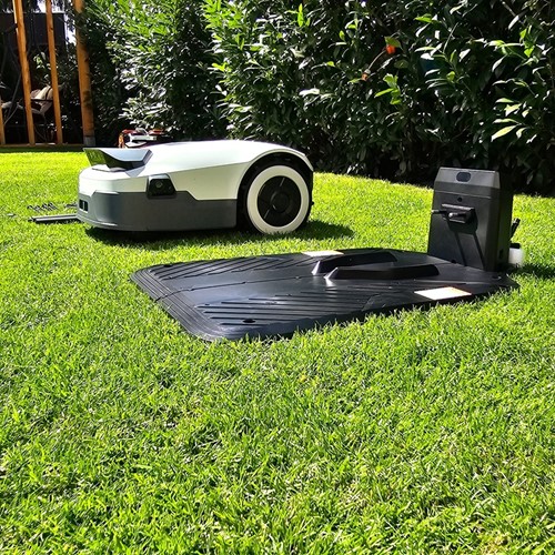 Robot koszący Anthbot Genie 800 z GPS RTK i AI do trawników 800 m² – widok pracującego robota w ogrodzie