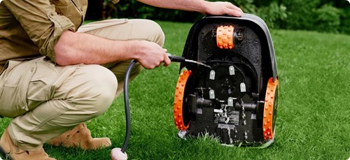 Robot koszący Segway i205 z napędem na wszystkie koła pracujący na nierównym terenie ogrodu