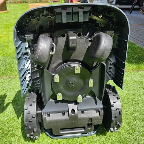 Robot koszący Anthbot Genie 800 z GPS RTK i AI do trawników 800 m² – widok pracującego robota w ogrodzie