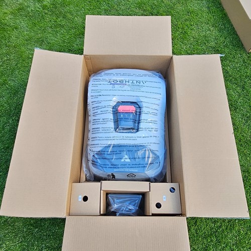 Robot koszący Anthbot Genie 800 z GPS RTK i AI do trawników 800 m² – widok pracującego robota w ogrodzie