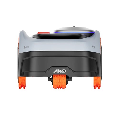 Robot koszący Segway i210 z napędem na wszystkie koła pracujący na nierównym terenie ogrodu