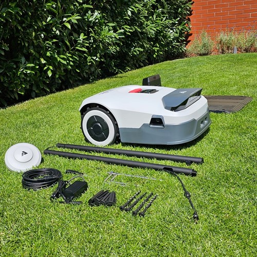 Robot koszący Anthbot Genie 800 z GPS RTK i AI do trawników 800 m² – widok pracującego robota w ogrodzie