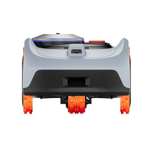 Robot koszący Segway i210 z napędem na wszystkie koła pracujący na nierównym terenie ogrodu