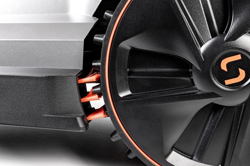 Robot koszący C-MOW-X7 Orion Cedrus z technologią RTK do precyzyjnego koszenia trawnika o powierzchni do 6000 m²