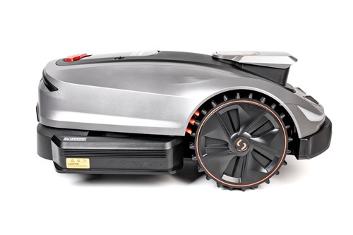 Robot koszący C-MOW-X5 Cedrus z technologią RTK do precyzyjnego koszenia trawnika o powierzchni do 2000 m²