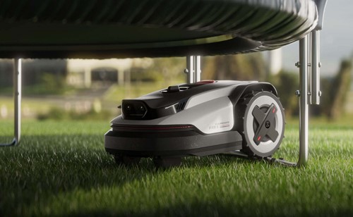 Robot koszący Roborock poruszający się po zielonym, zadbanym trawniku Kup już dziś a jutro ciesz się pięknie skoszonym trawnikiem! 