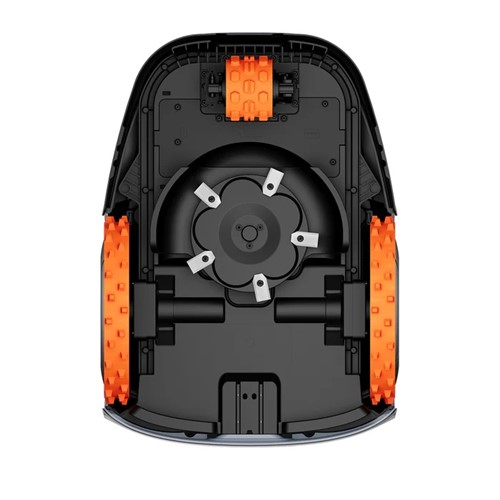 Robot koszący Segway i210 z napędem na wszystkie koła pracujący na nierównym terenie ogrodu