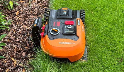 Worx M500 Plus – Najpopularniejszy Robot w Europie! Szczera recenzja rzekomego Króla robotów 👑 Czy Landroid M500 PLUS faktycznie zasługuje na tytuł lidera w swojej kategorii? Sprawdzamy, czy spełni Twoje oczekiwania i czy rzeczywiście oferuje królewską jakość w tak przystępnej cenie. 🌱