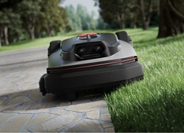 Robot koszący Roborock poruszający się po zielonym, zadbanym trawniku Kup już dziś a jutro ciesz się pięknie skoszonym trawnikiem! 