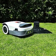 Robot koszący Anthbot Genie 800 z GPS RTK i AI do trawników 800 m² – widok pracującego robota w ogrodzie