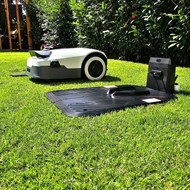 Robot koszący Anthbot Genie 800 z GPS RTK i AI do trawników 800 m² – widok pracującego robota w ogrodzie