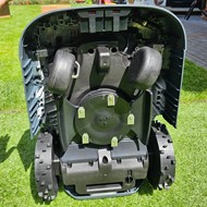 Robot koszący Anthbot Genie 800 z GPS RTK i AI do trawników 800 m² – widok pracującego robota w ogrodzie