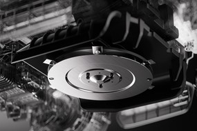 Robot koszący Roborock RockMow Z150 AWD z systemem VSLAM pracujący w dużym ogrodzie na nierównym terenie - kup teraz