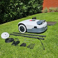 Robot koszący Anthbot Genie 800 z GPS RTK i AI do trawników 800 m² – widok pracującego robota w ogrodzie