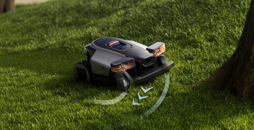 Robot koszący Roborock RockMow Z150 AWD z systemem VSLAM pracujący w dużym ogrodzie na nierównym terenie - kup teraz