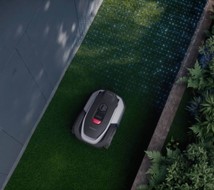 Robot koszący Roborock poruszający się po zielonym, zadbanym trawniku Kup już dziś a jutro ciesz się pięknie skoszonym trawnikiem! 