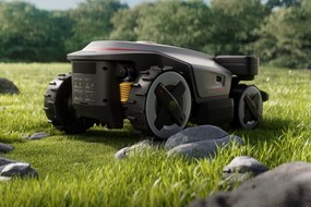 Robot koszący Roborock RockMow Z150 AWD z systemem VSLAM pracujący w dużym ogrodzie na nierównym terenie - kup teraz