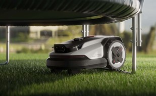 Robot koszący Roborock poruszający się po zielonym, zadbanym trawniku Kup już dziś a jutro ciesz się pięknie skoszonym trawnikiem! 