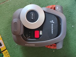 Robot koszący ze sztuczną inteligencją i kamerą rozpoznającą otoczenie, unikanie przeszkód, technologia RTK i GPS