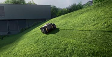 Robot koszący Roborock RockMow Z150 AWD z systemem VSLAM pracujący w dużym ogrodzie na nierównym terenie - kup teraz